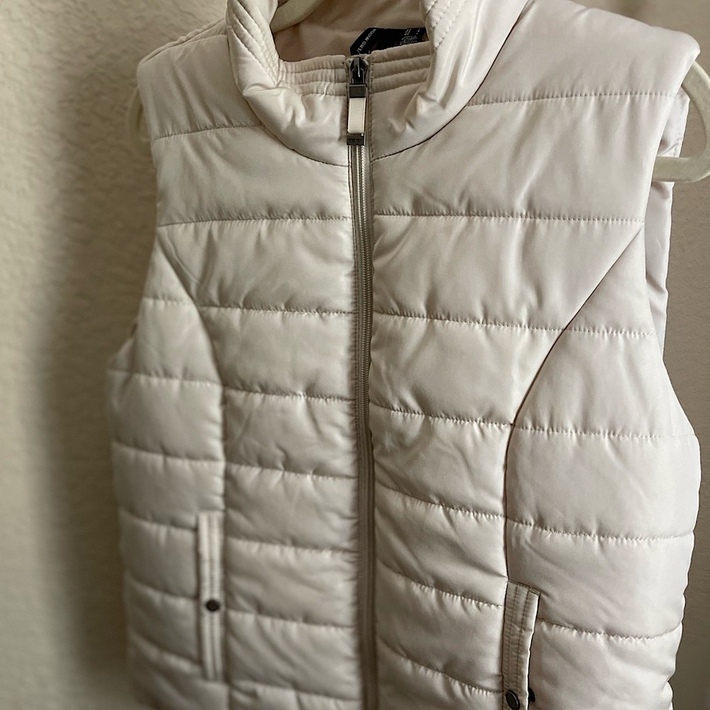 Vero Moda L cream Puffer Vest. Barely worn